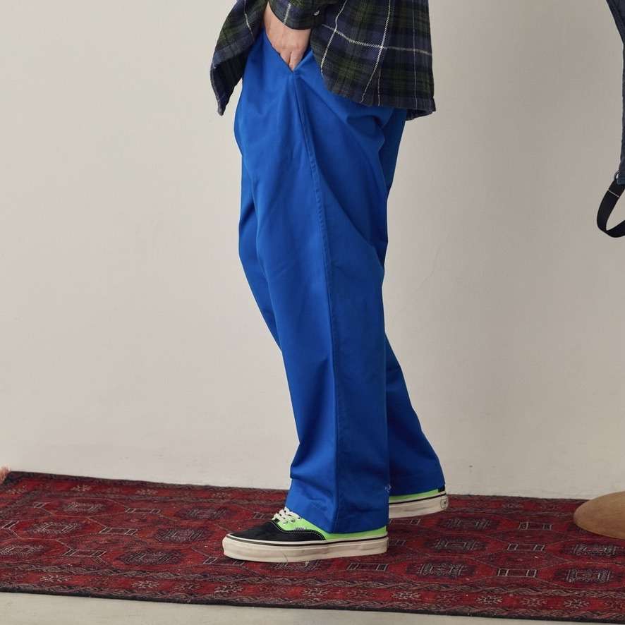 CATTAのブルーのチノパンツ、BAGS EASY PANTSのフロントとポケットの詳細な画像