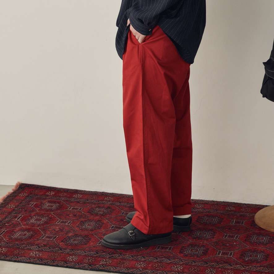 カッタのレッドチノパンツ、BAGS EASY PANTS-CHINOの前面とポケットのディテールを見せる画像
