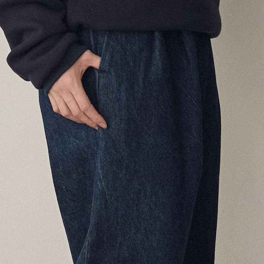 カッタのデニムネイビーパンツ、BAGS EASY PANTSの詳細な画像です。