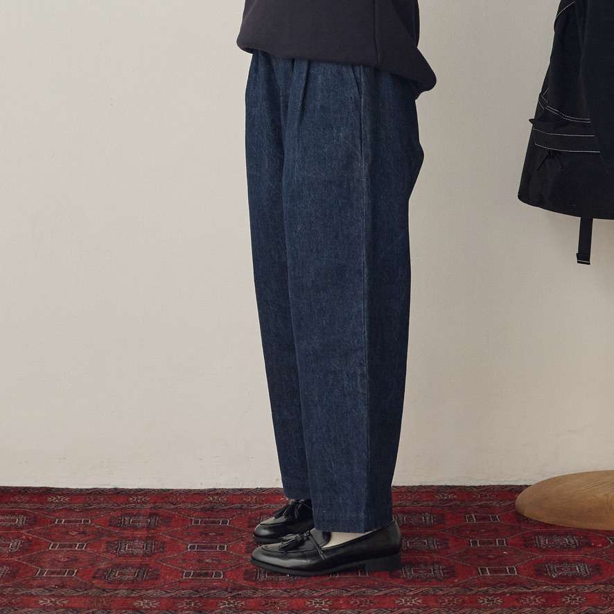 カッタのネイビーデニムパンツ、バッグイージーパンツの詳細な画像。快適なカジュアルスタイル。