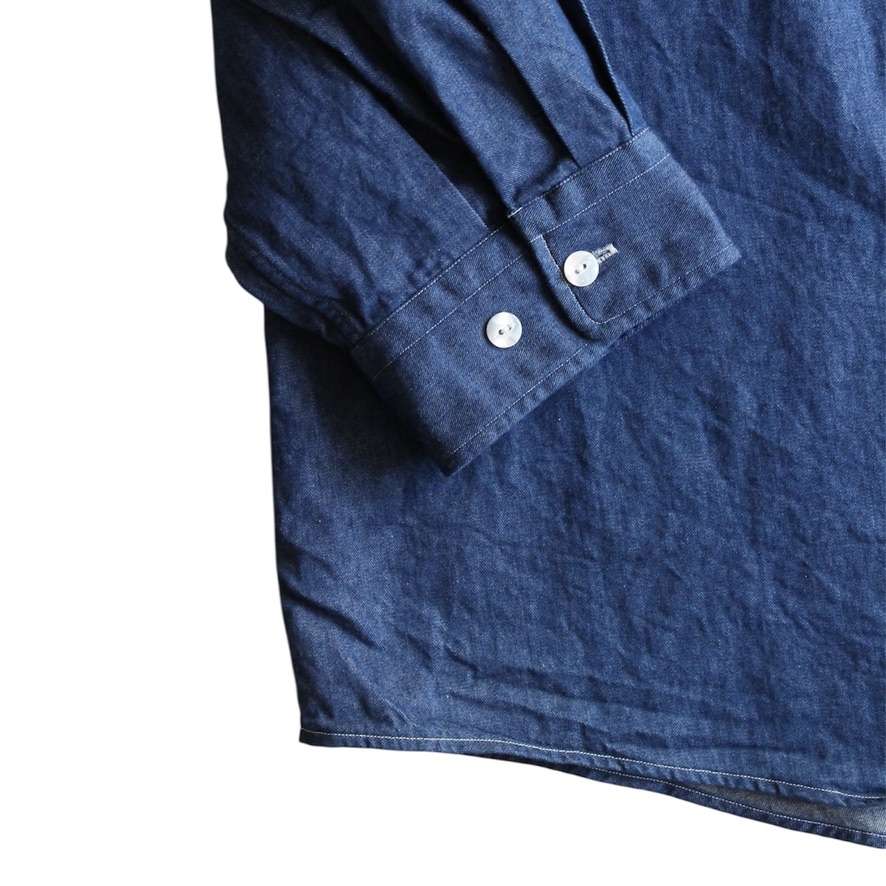 カッタのデニムワイドポケットシャツ、レギュラー丈のカジュアルなデザインと前面ポケット付きの画像