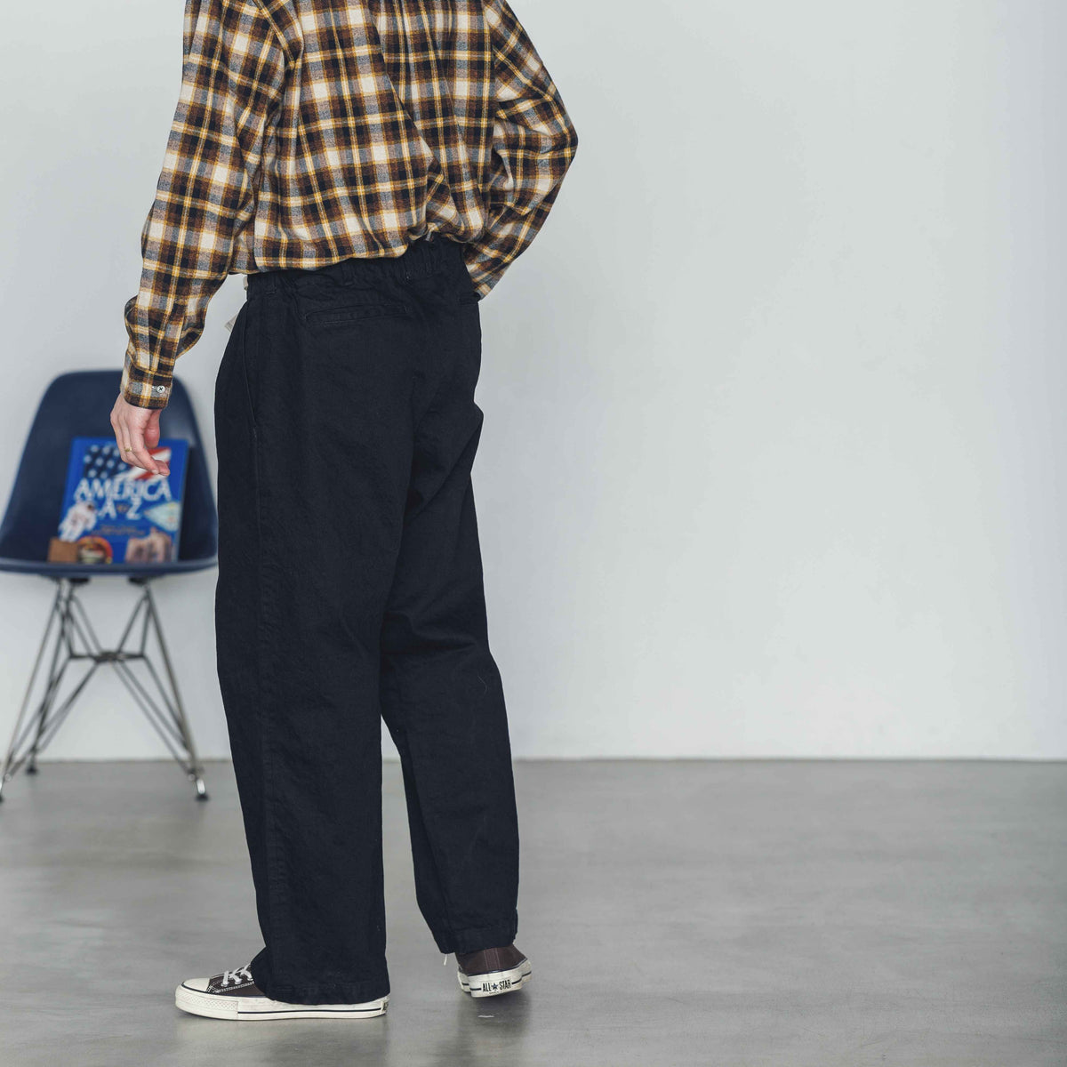 ブラックデニムのBAGS EASY PANTS-CATTAのメンズカジュアルパンツ、ウエストとポケットの詳細が見える画像