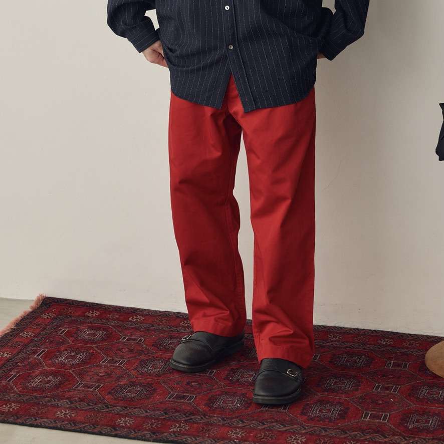 カッタのレッドチノパンツ、バッグ付きのカジュアルなメンズパンツ、ポケットやウエストデザインが見える画像