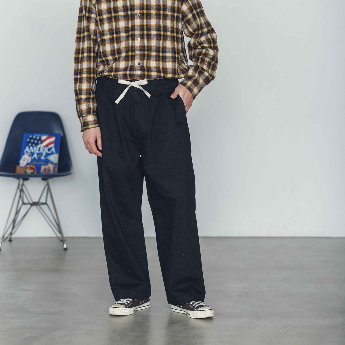 カッタのブラックデニムパンツ、BAGS EASY PANTSのスタイリッシュなデザインと快適なフィット感