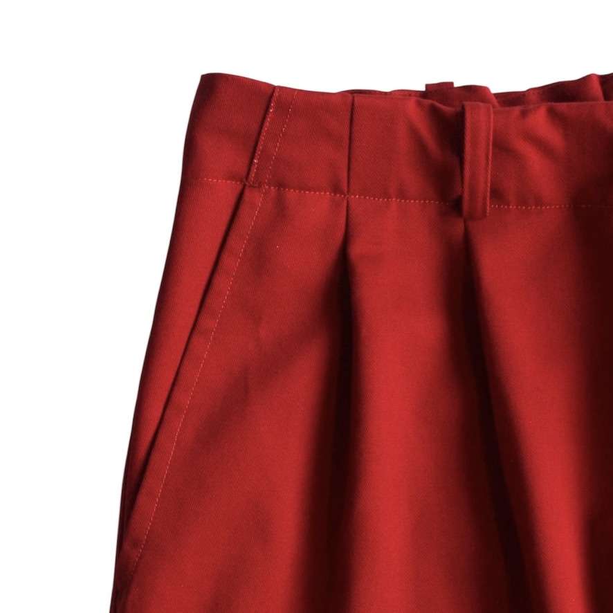 CATTAのレッドチノパンツ、バッグスイージーパンツの詳細なファッション画像