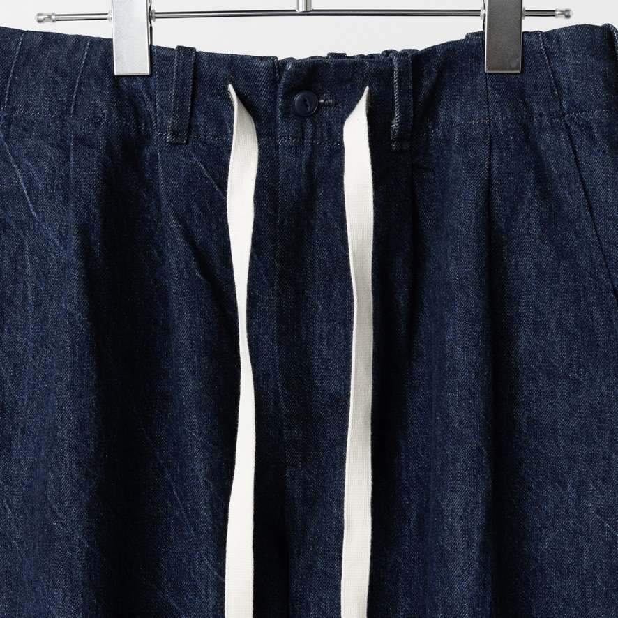 ネイビーデニムパンツ、CATTAのBAGS EASY PANTSの前面とポケットのディテールが見える画像