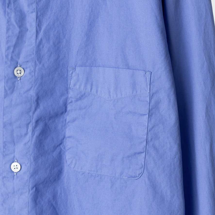 キャッタのレギュラーカラーシャツ広ブルーの画像。シンプルなブルーのシャツと襟のディテールが見える。