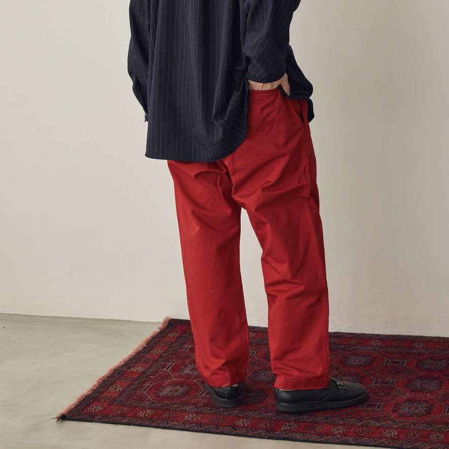 キャッタのレッドチノパンツ、BAGS EASY PANTS-CHINOのフロントとサイドの詳細な画像