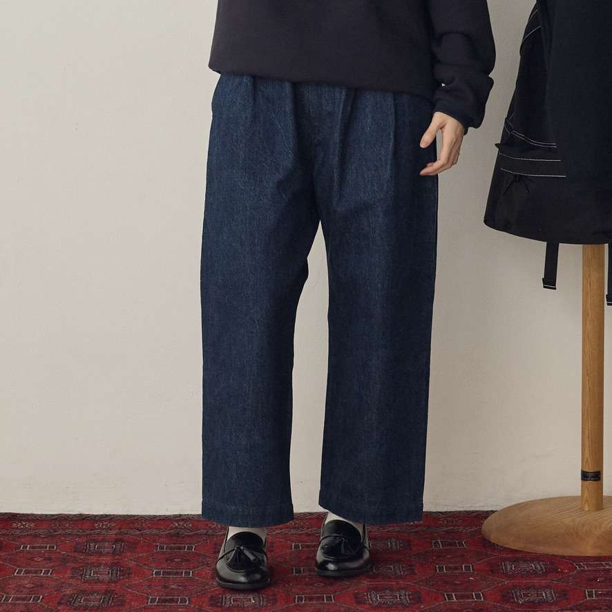 カッタのネイビーデニムパンツ、BAGS EASY PANTSの詳細な画像。シンプルなデザインと快適なフィット感。