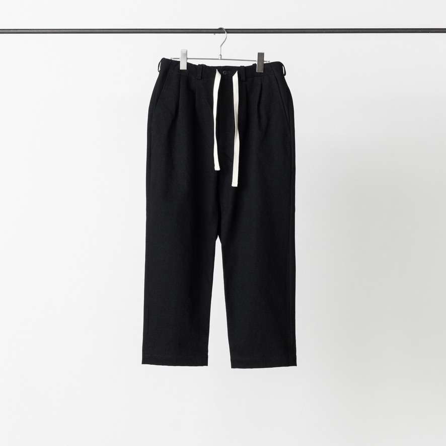 キャッタのブラックデニムパンツ、BAGS EASY PANTSのフロントとサイドのディテールが見える画像