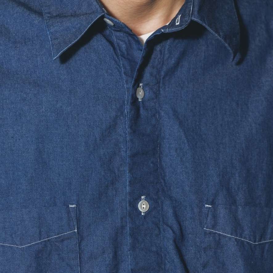 カッタのデニムレギュラーカラーシャツ、ポケット付きのシンプルなデザイン。