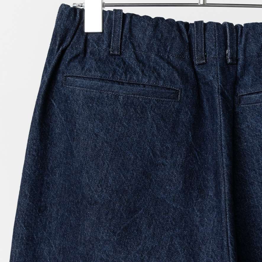 カッタのネイビーデニムパンツ、BAGS EASY PANTSの詳細な画像。フロントとサイドのデザインが見える。